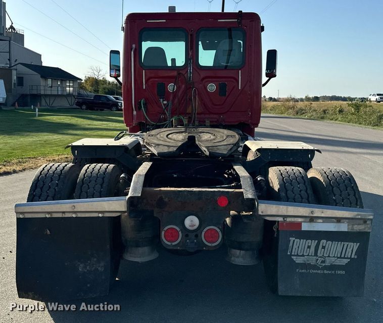 image for item DT2045 2012 Freightliner  Cascadia  semi truck