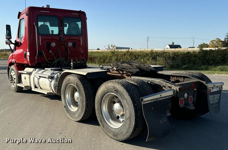 image for item DT2045 2012 Freightliner  Cascadia  semi truck