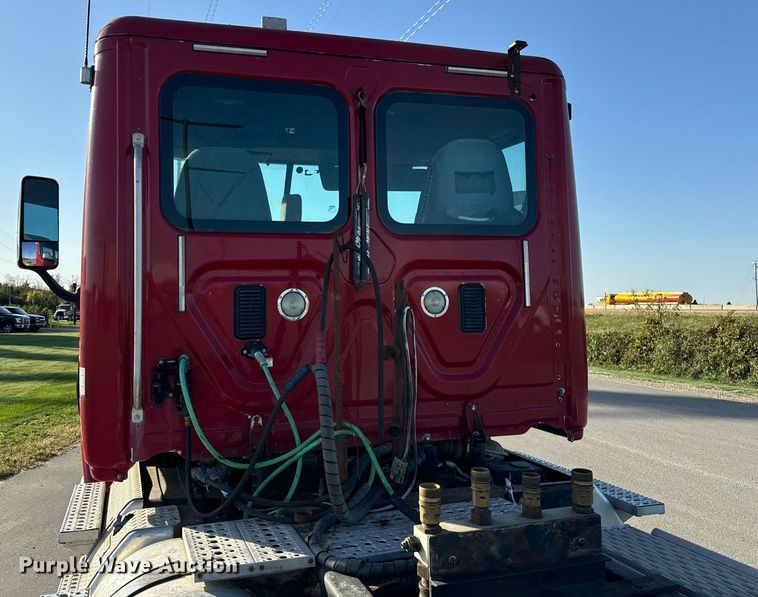 image for item DT2045 2012 Freightliner  Cascadia  semi truck