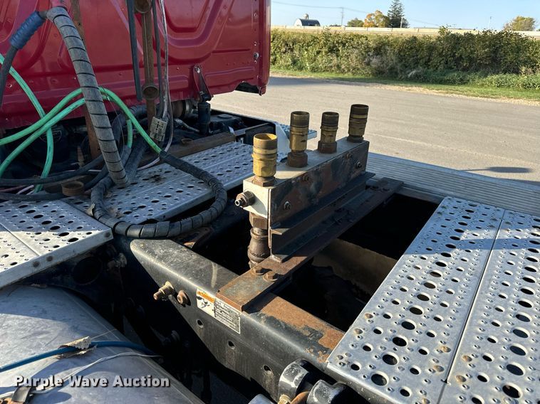 image for item DT2045 2012 Freightliner  Cascadia  semi truck