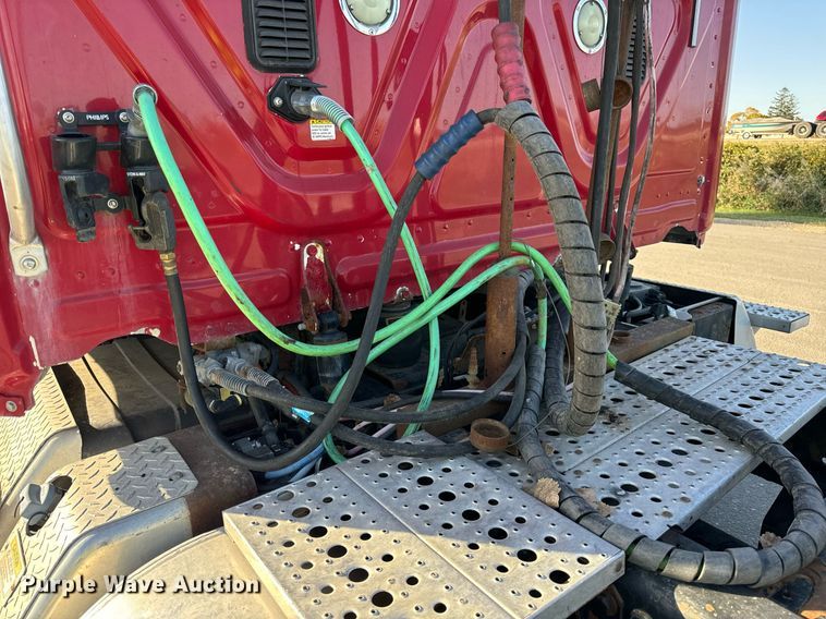 image for item DT2045 2012 Freightliner  Cascadia  semi truck