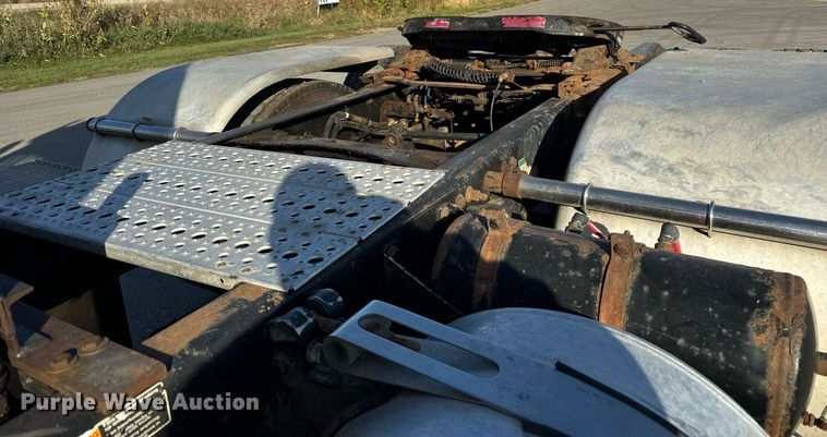 image for item DT2045 2012 Freightliner  Cascadia  semi truck