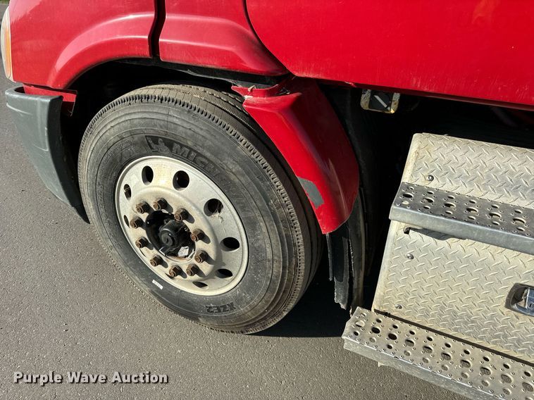 image for item DT2045 2012 Freightliner  Cascadia  semi truck