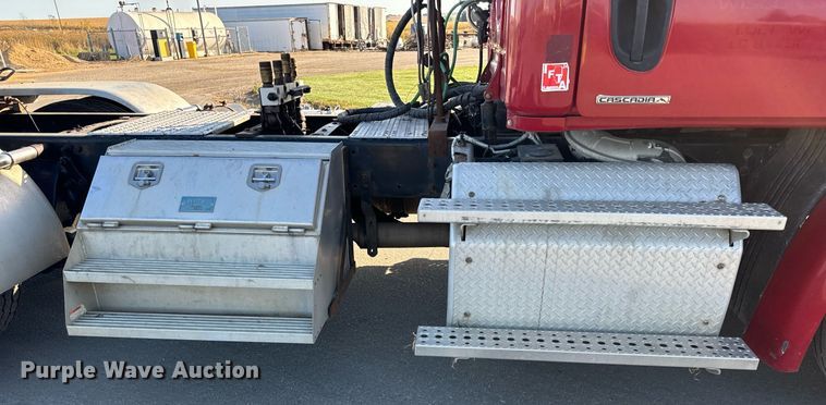 image for item DT2045 2012 Freightliner  Cascadia  semi truck