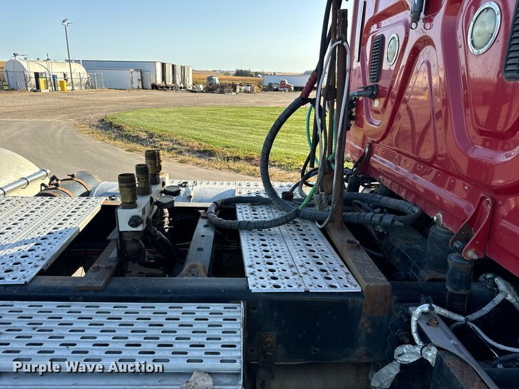 image for item DT2045 2012 Freightliner  Cascadia  semi truck