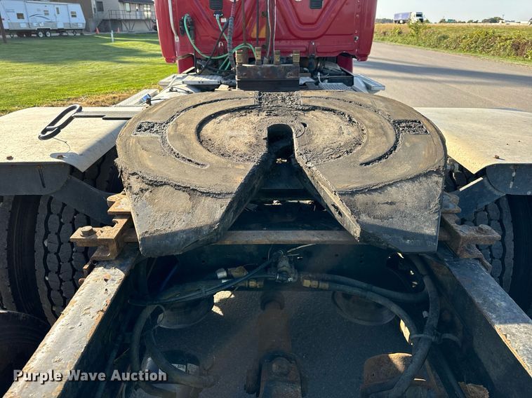 image for item DT2045 2012 Freightliner  Cascadia  semi truck