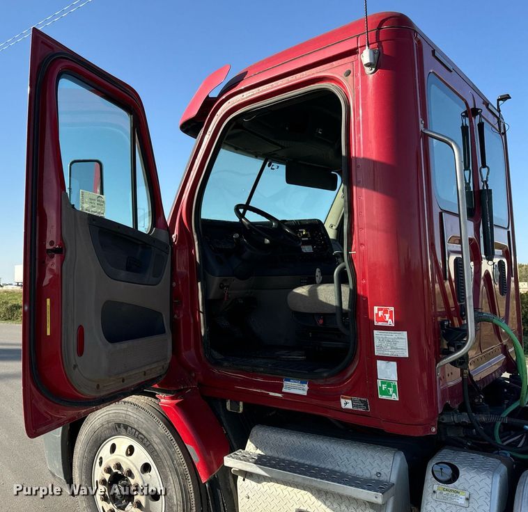 image for item DT2045 2012 Freightliner  Cascadia  semi truck