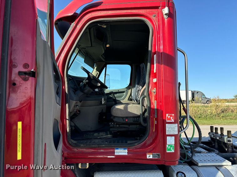 image for item DT2045 2012 Freightliner  Cascadia  semi truck