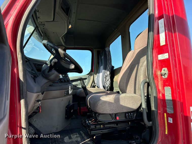 image for item DT2045 2012 Freightliner  Cascadia  semi truck