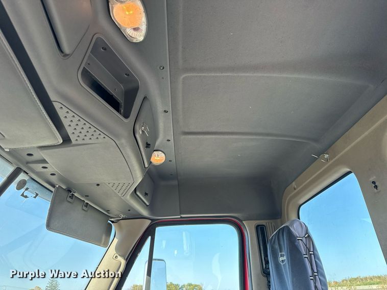 image for item DT2045 2012 Freightliner  Cascadia  semi truck