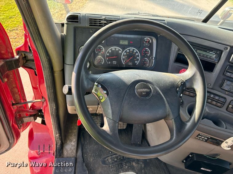 image for item DT2045 2012 Freightliner  Cascadia  semi truck