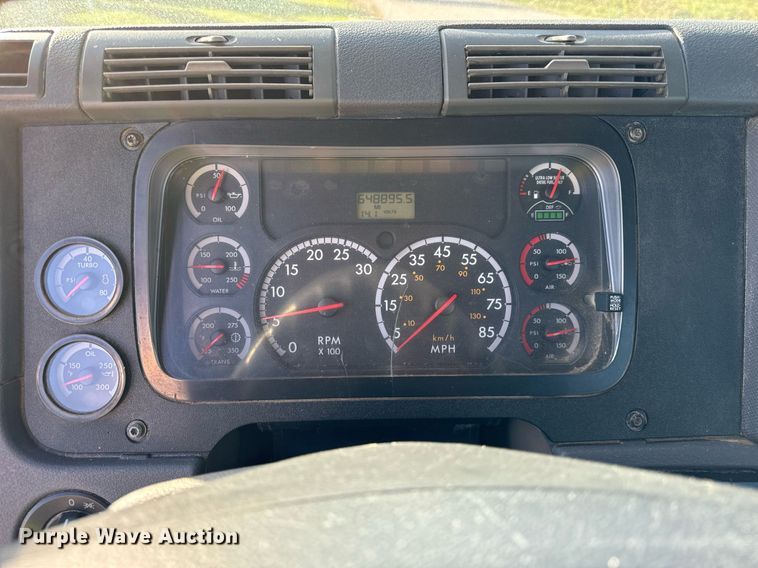 image for item DT2045 2012 Freightliner  Cascadia  semi truck