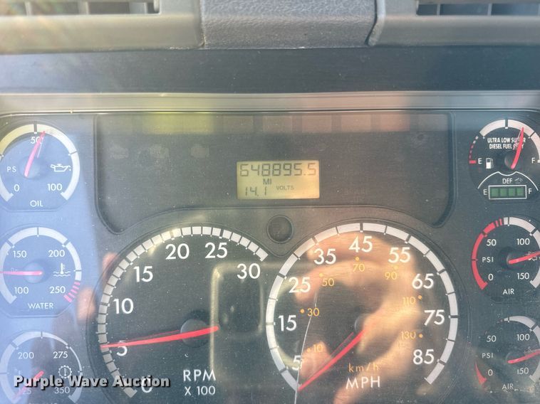 image for item DT2045 2012 Freightliner  Cascadia  semi truck