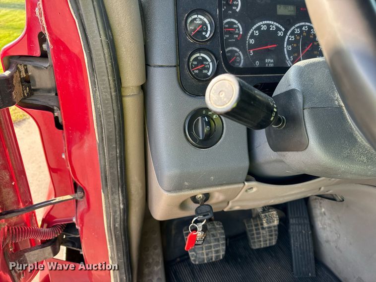 image for item DT2045 2012 Freightliner  Cascadia  semi truck