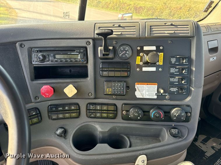 image for item DT2045 2012 Freightliner  Cascadia  semi truck