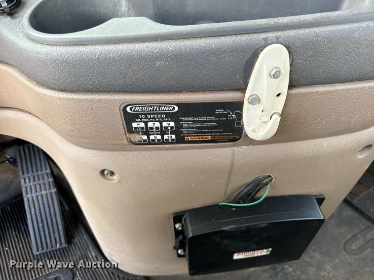 image for item DT2045 2012 Freightliner  Cascadia  semi truck