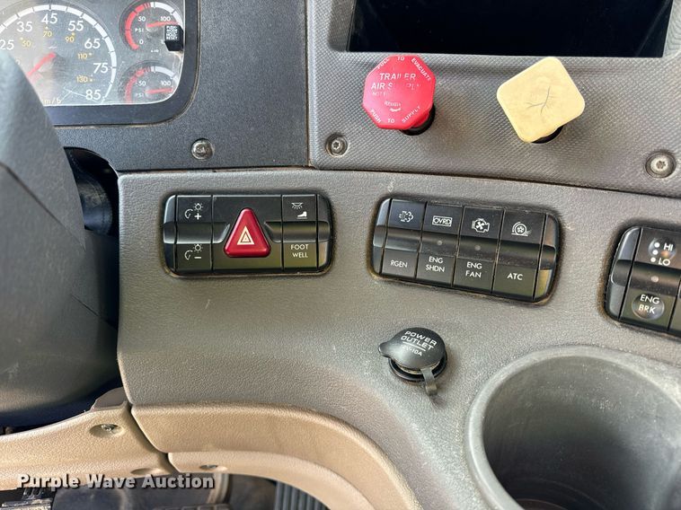 image for item DT2045 2012 Freightliner  Cascadia  semi truck