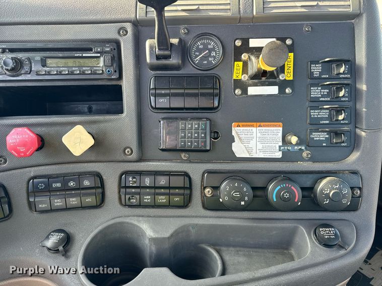 image for item DT2045 2012 Freightliner  Cascadia  semi truck