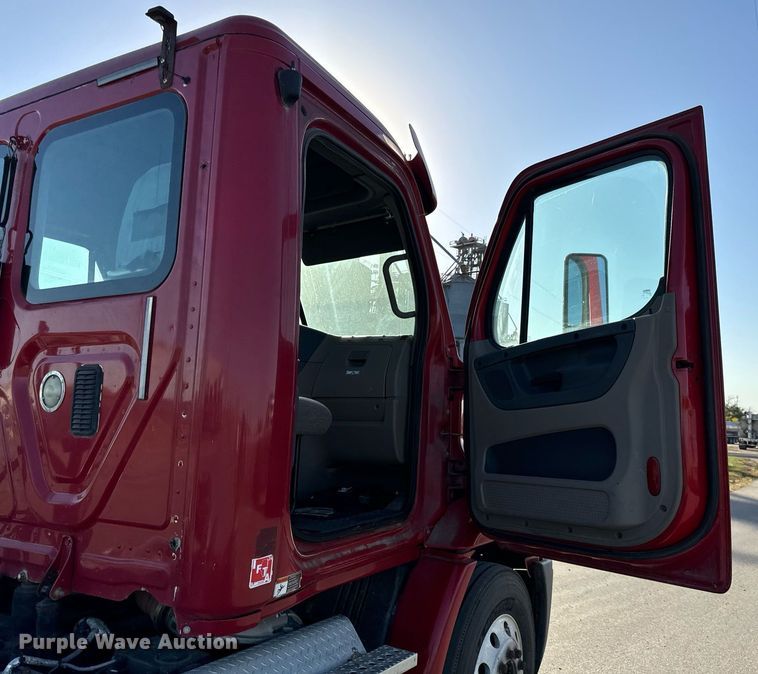 image for item DT2045 2012 Freightliner  Cascadia  semi truck