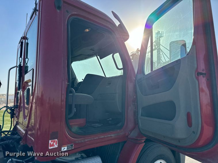 image for item DT2045 2012 Freightliner  Cascadia  semi truck