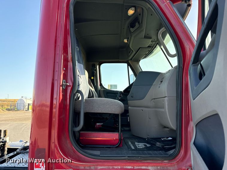 image for item DT2045 2012 Freightliner  Cascadia  semi truck