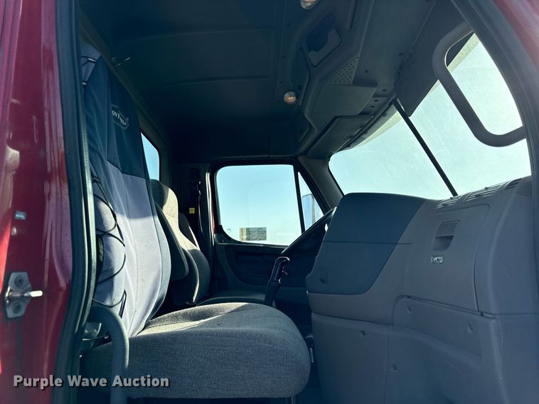 image for item DT2045 2012 Freightliner  Cascadia  semi truck