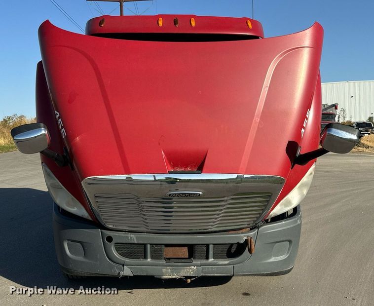 image for item DT2045 2012 Freightliner  Cascadia  semi truck