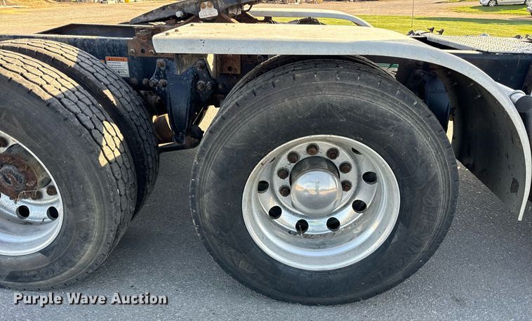 image for item DT2045 2012 Freightliner  Cascadia  semi truck