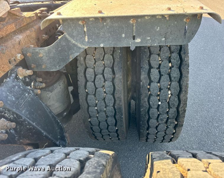 image for item DT2045 2012 Freightliner  Cascadia  semi truck