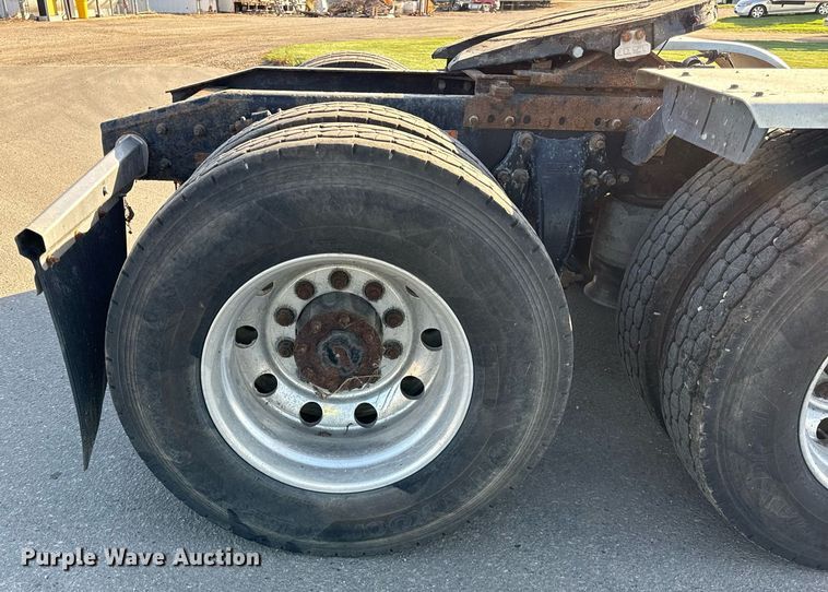 image for item DT2045 2012 Freightliner  Cascadia  semi truck