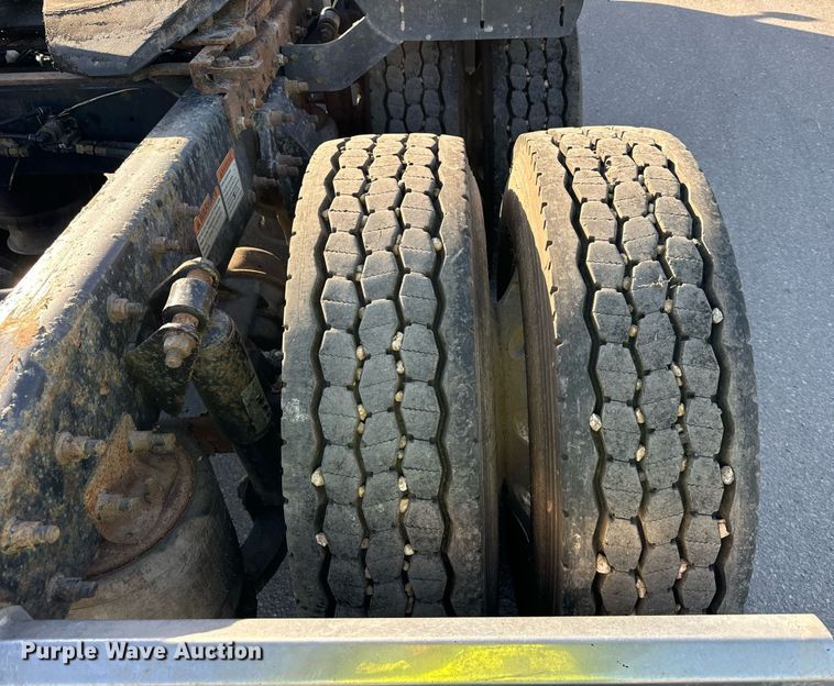 image for item DT2045 2012 Freightliner  Cascadia  semi truck