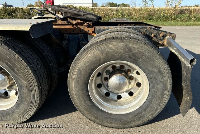 image for item DT2045 2012 Freightliner  Cascadia  semi truck