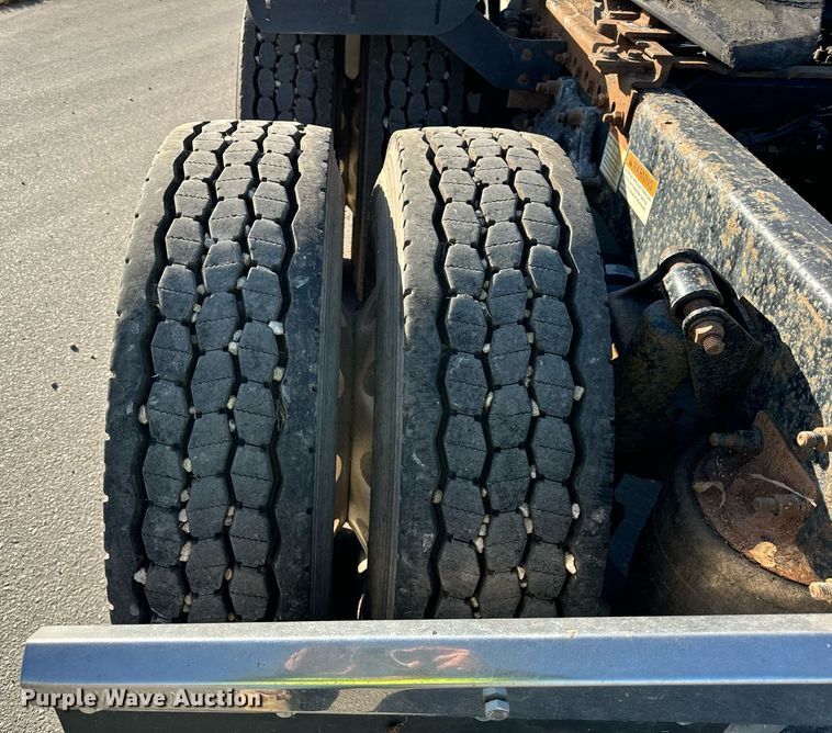 image for item DT2045 2012 Freightliner  Cascadia  semi truck