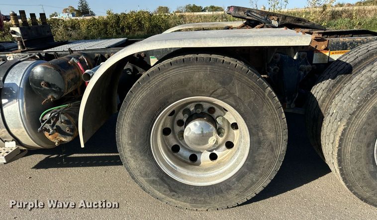 image for item DT2045 2012 Freightliner  Cascadia  semi truck