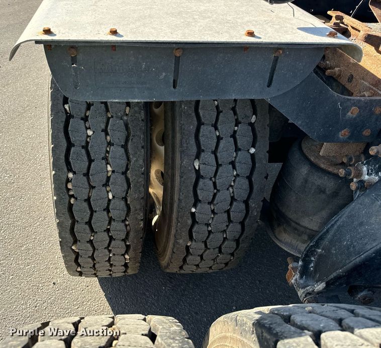 image for item DT2045 2012 Freightliner  Cascadia  semi truck