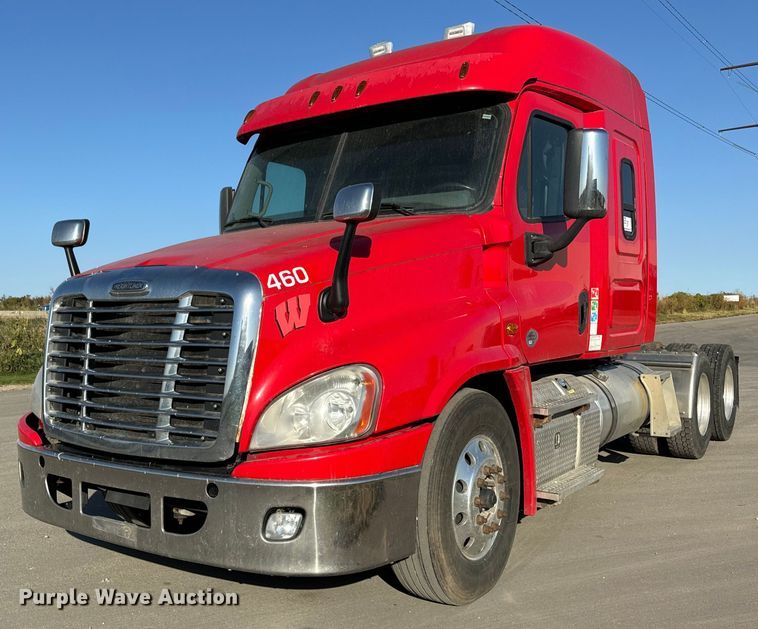 image for item DT2046 2015 Freightliner  Cascadia  semi truck