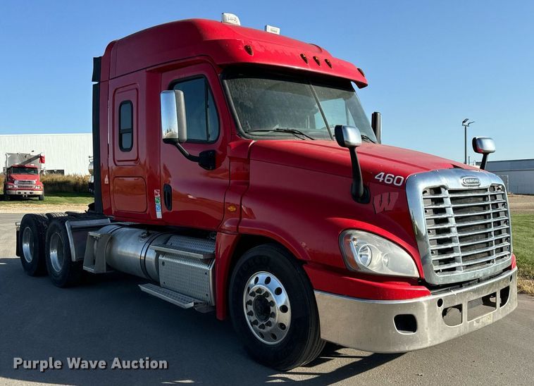 image for item DT2046 2015 Freightliner  Cascadia  semi truck