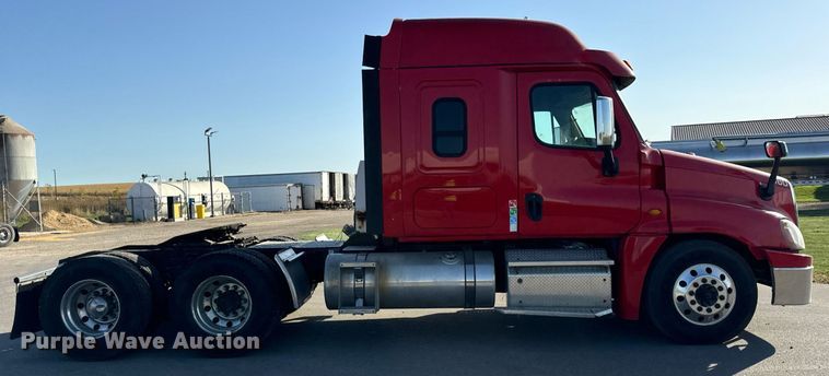 image for item DT2046 2015 Freightliner  Cascadia  semi truck