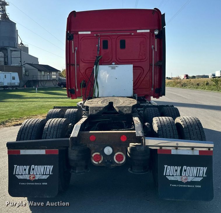 image for item DT2046 2015 Freightliner  Cascadia  semi truck