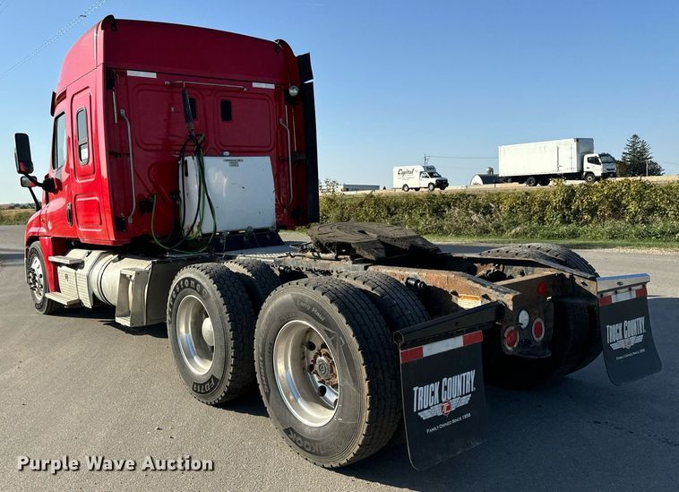 image for item DT2046 2015 Freightliner  Cascadia  semi truck