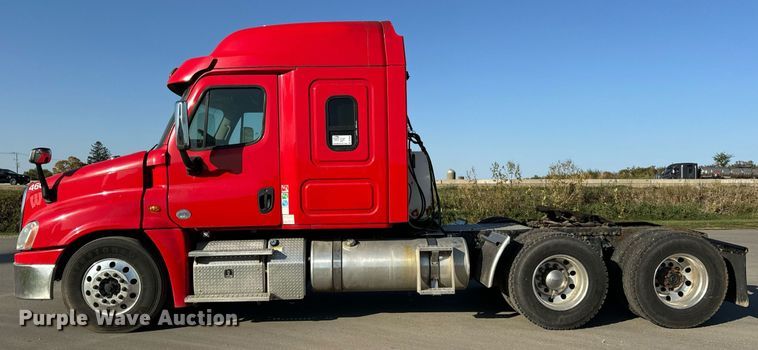 image for item DT2046 2015 Freightliner  Cascadia  semi truck