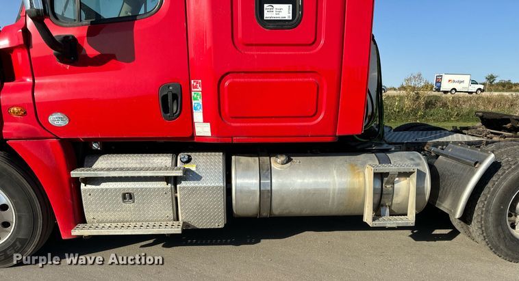 image for item DT2046 2015 Freightliner  Cascadia  semi truck