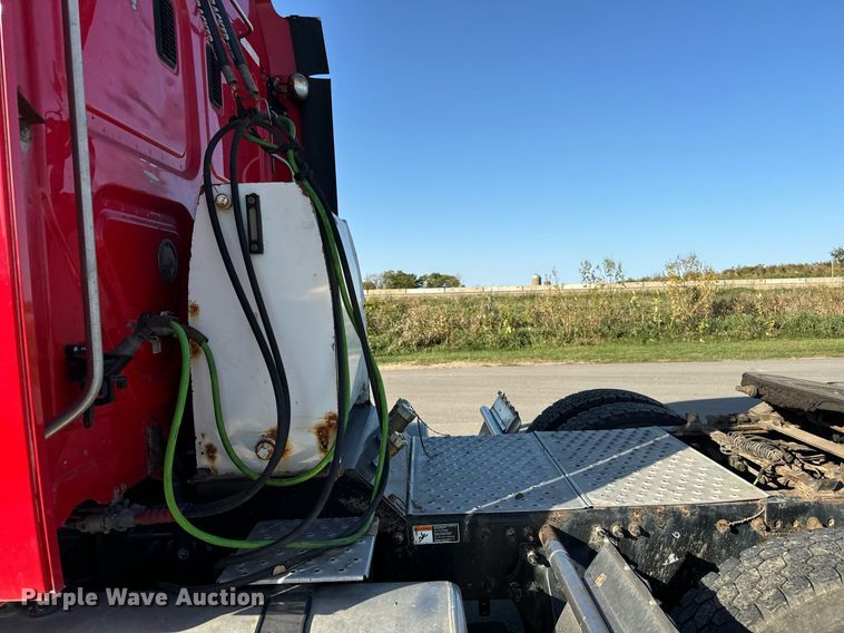 image for item DT2046 2015 Freightliner  Cascadia  semi truck