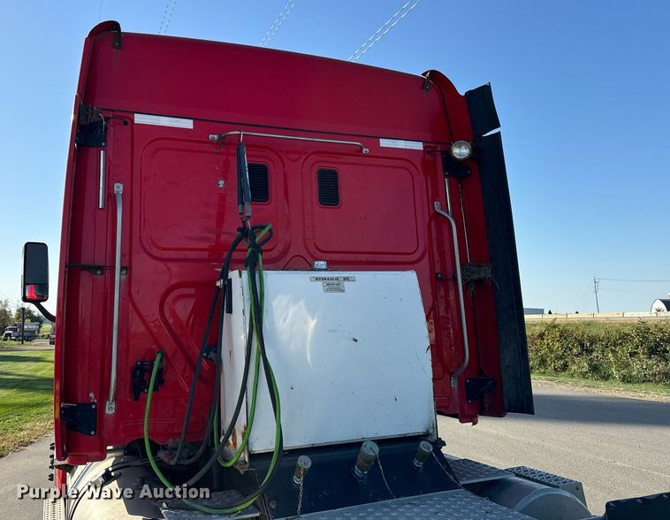 image for item DT2046 2015 Freightliner  Cascadia  semi truck