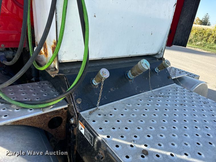 image for item DT2046 2015 Freightliner  Cascadia  semi truck