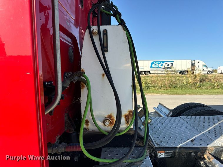 image for item DT2046 2015 Freightliner  Cascadia  semi truck