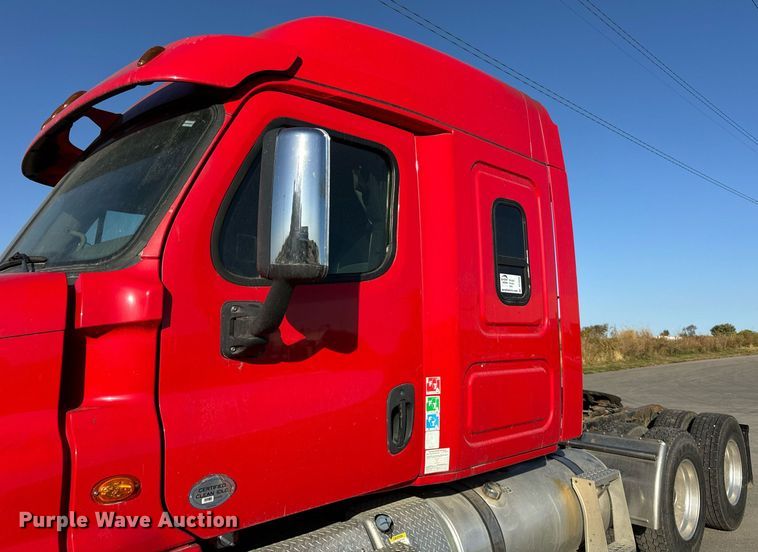 image for item DT2046 2015 Freightliner  Cascadia  semi truck