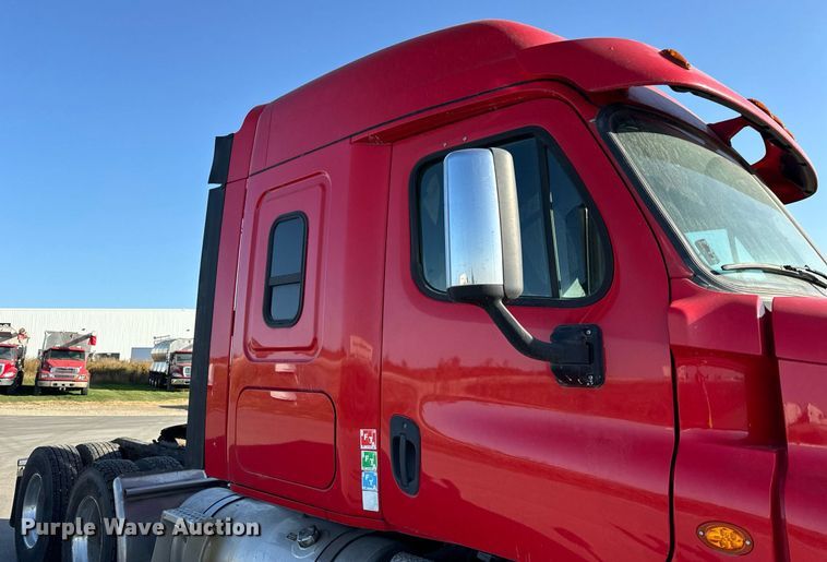 image for item DT2046 2015 Freightliner  Cascadia  semi truck