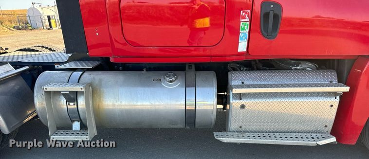 image for item DT2046 2015 Freightliner  Cascadia  semi truck