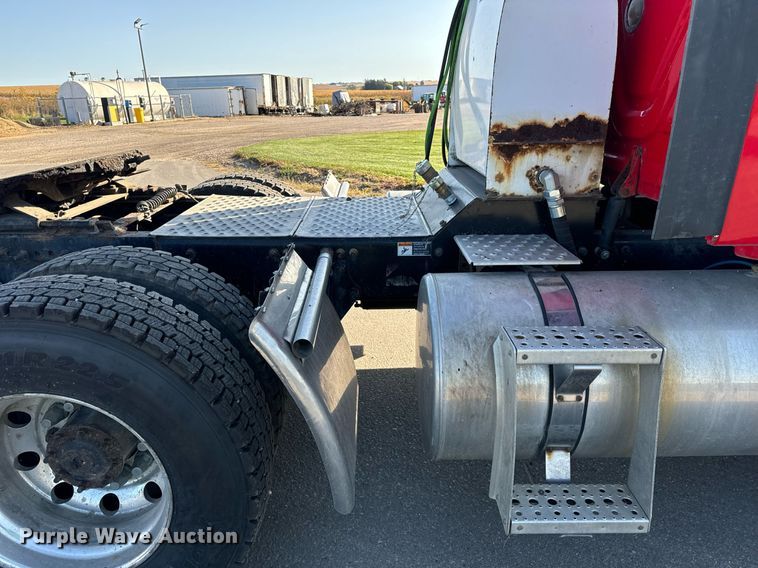 image for item DT2046 2015 Freightliner  Cascadia  semi truck